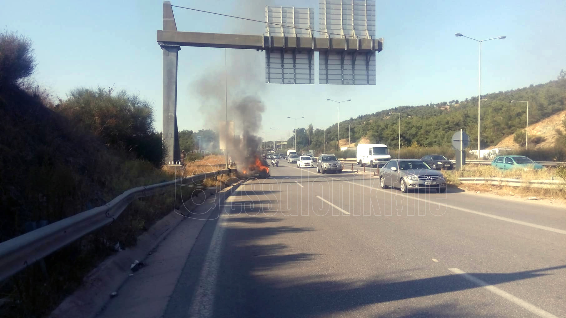 Στις φλογες αυτοκινητο στον περιφερειακό Θεσσαλονίκης