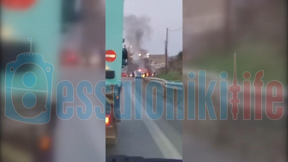Μποτιλιάρισμα στον Περιφερειακό της Θεσσαλονίκης | Όχημα τυλίχθηκε στις φλόγες