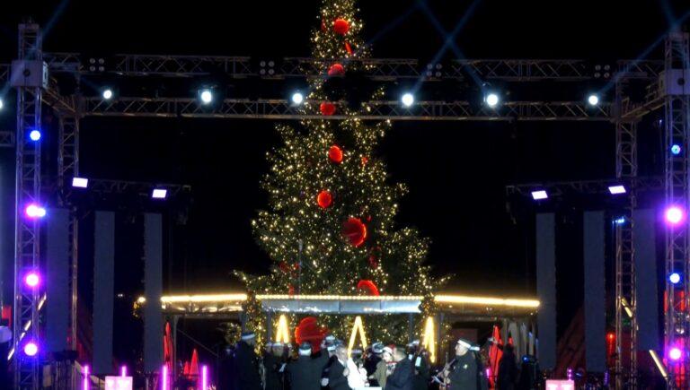 Θεσσαλονίκη | Φωταγωγήθηκε το χριστουγεννιάτικο δέντρο
