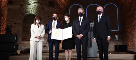 η Πρόεδρος της Δημοκρατίας, Κατερίνα Σακελλαροπούλου απένειμε το Βραβείο “Αυτοκράτειρα Θεοφανώ” στον Ογκούρ Σαχίν και την Εζλέμ Τουρετσί, τους δύο επιστήμονες που πρώτοι ανέπτυξαν το εμβόλιο κατά του κορονοϊού.