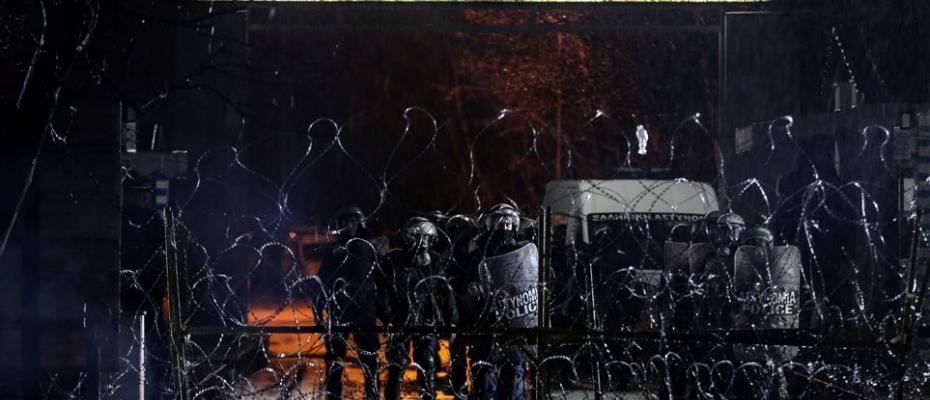 Μάχη στα σύνορα με την Τουρκία για να μην περάσουν οι μετανάστες|video|