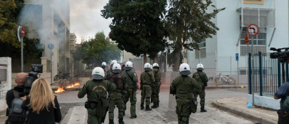 Σταυρούπολη: Βίαια επεισόδια στο ΕΠΑΛ – Πετροπόλεμος και μολότοφ