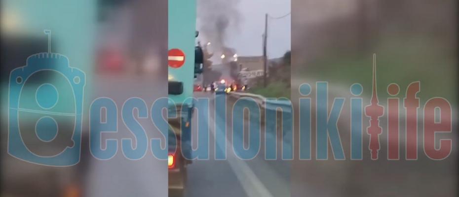 Μποτιλιάρισμα στον Περιφερειακό της Θεσσαλονίκης | Όχημα τυλίχθηκε στις φλόγες